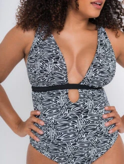 Curvy Kate Sundown Reversible One Piece Swimsuit 15 Curvy Kate Sundown Reversible One Piece Swimsuit -Elomi Underwear Shop CS025607SundownReversiblePlungeOnePieceBlackFrontEditCloseUp