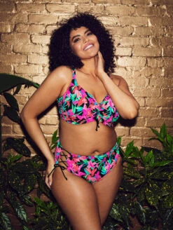 Elomi Savaneta Bikini Brief 11 Elomi Savaneta Bikini Brief -Elomi Underwear Shop ES801306ElomiSavanetaBikiniTopES801370SavanetaBikiniBriefBlackFrontLifestyle 7e52475a 9947 4866 980c aa26ed73db8b