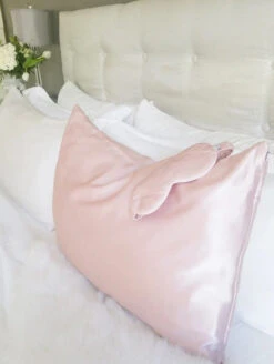 Sylke The Label Mulberry Silk Pillowcase -Elomi Underwear Shop SylketheLabelPillowcaseBlushSLKPProductInABed