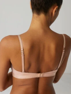 Simone Perele Non Wire Bralette -Elomi Underwear Shop 13V253SimonePereleNonWireBralettePeauRoseBackWideStrapPlacement